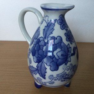Chinese blue and white jar vase decoration footed handled floral made in China